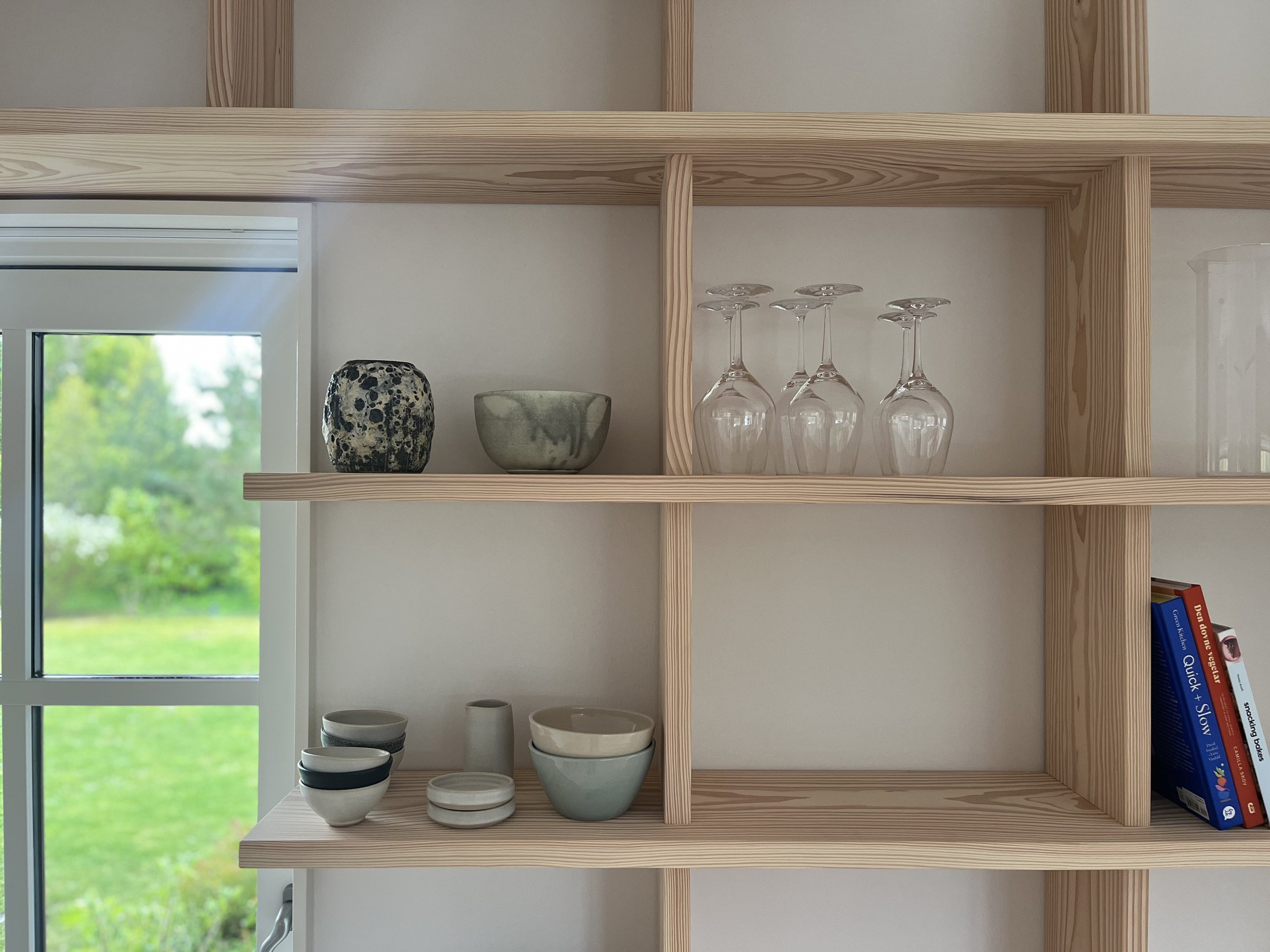 Detalje af hylder og materialets åretegning