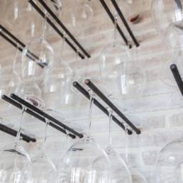 Ballentin Design® / Foto: Anja Bloch-Hamre. Vinrum, med glasholdere på væggen.